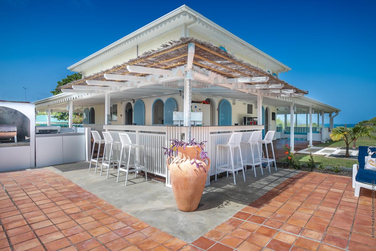 6 Location-villa-Martinique_Terrasse bar et maison